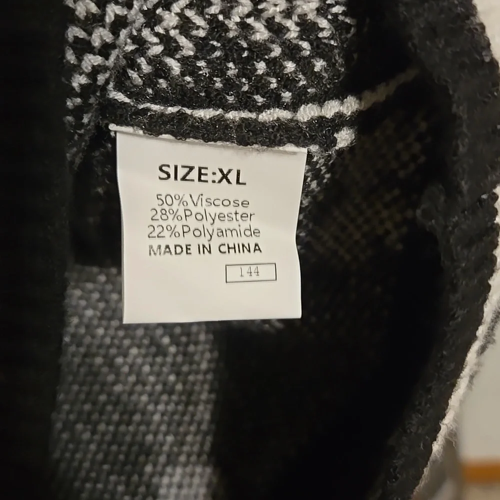 Soft Black and White Women's Sweater with Bow Pattern XL - Picture 2 of 2